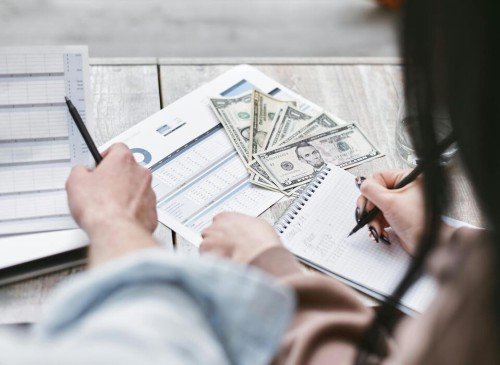 Cómo los Servicios de Transferencia de Dinero Mantienen Conectadas a las Familias